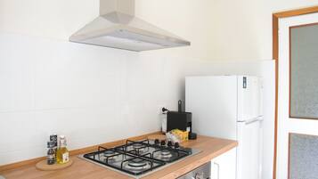 Frigorífico, horno, placa de cocina y cafetera o tetera