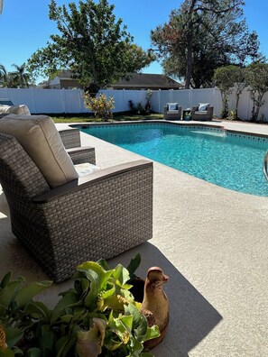 Una piscina al aire libre