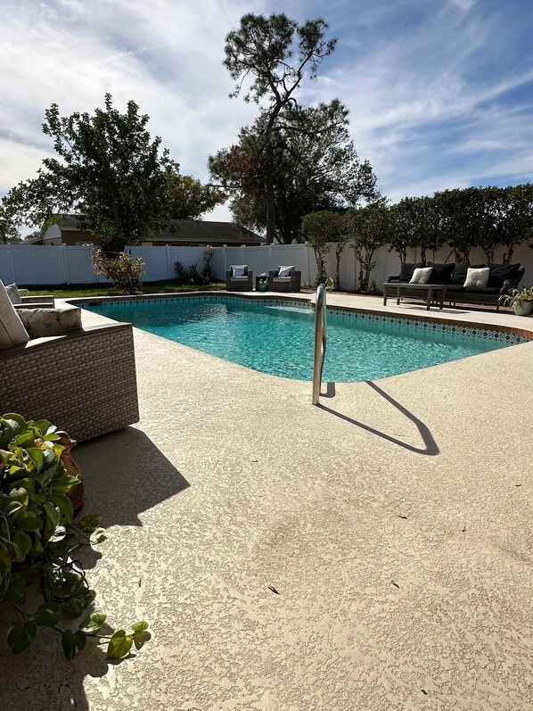 Una piscina al aire libre