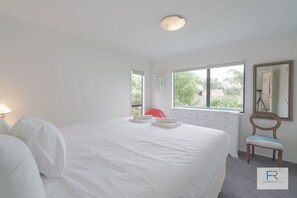 3 bedrooms, iron/ironing board, free WiFi, bed sheets - Seaside Oasis Haven | by Furnished Rentals (Auckland)