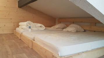 2 makuuhuonetta, silitysrauta/-lauta