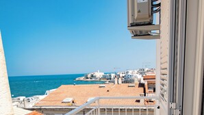 A balcony with a view of the sea and buildings. - my Vesta Suites (Vieste)