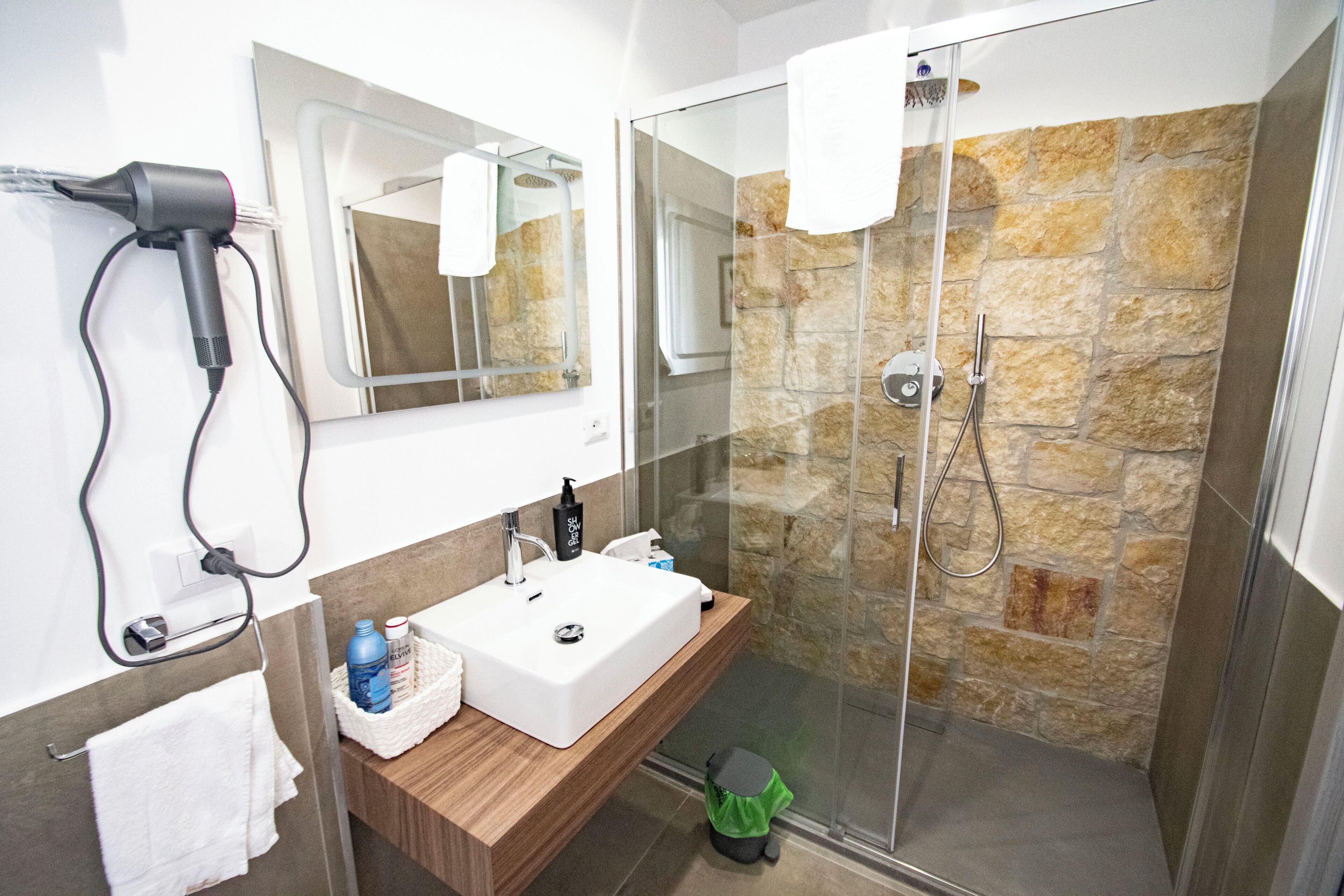 Deluxe Studio Suite | Bathroom | Shower, free toiletries, hair dryer, slippers