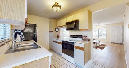 2-bedroom townhome in fabulous Orlando with WiFi, AC. Enjoy your stay