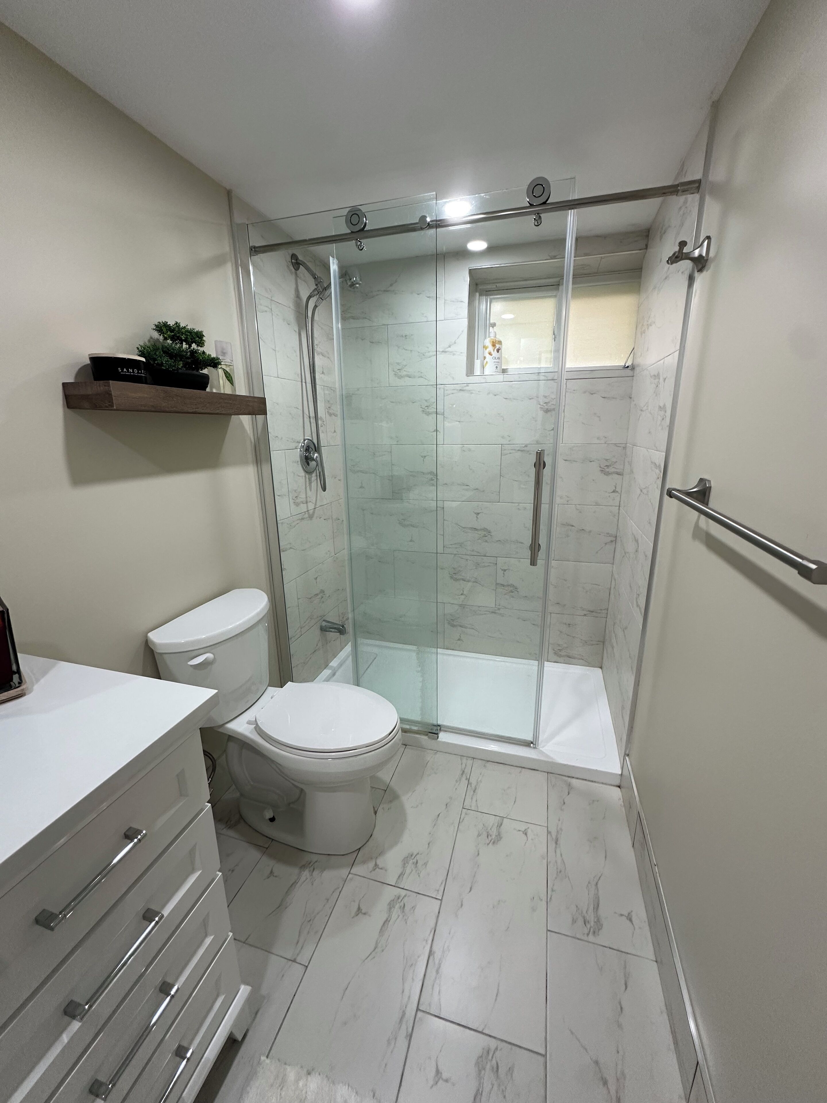 Dusche, Handt ücher, Seife, Toilettenpapier