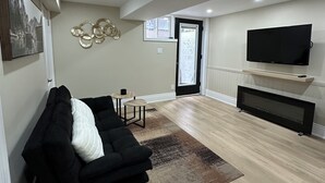 Smart TV, fireplace - The Perfect Getaway (Orangeville)