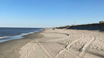 Vlak bij het strand, ligstoelen aan het strand, strandlakens