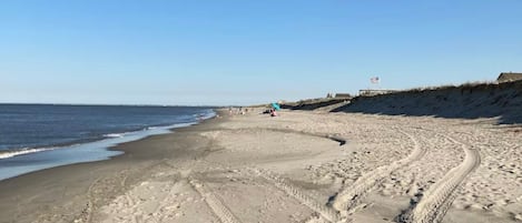 Vlak bij het strand, ligstoelen aan het strand, strandlakens