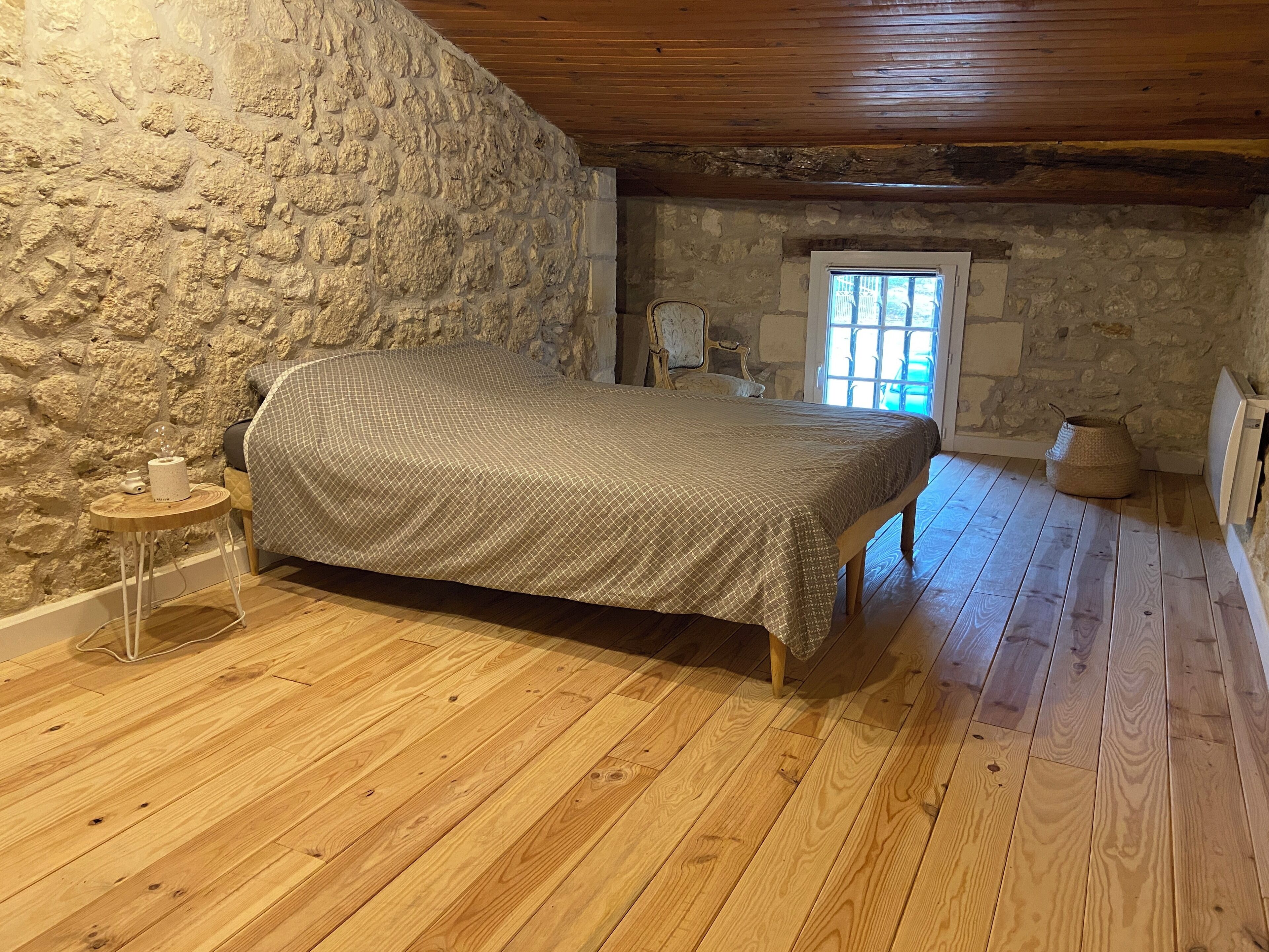 5 chambres, bureau, fer et planche à repasser, lit parapluie