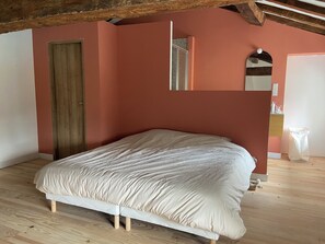 5 slaapkamers, een bureau, een strijkplank/strijkijzer, reisbedje