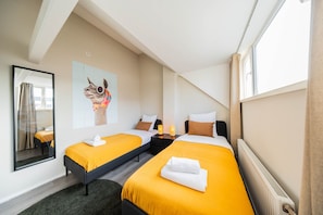 2 makuuhuonetta, silitysrauta/-lauta, vuodevaatteet