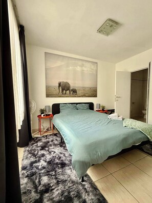 1 slaapkamer, een bureau, een strijkplank/strijkijzer, wifi