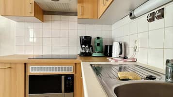 Réfrigérateur, micro-ondes, four, cafetiÚre/bouilloire