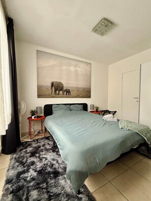 1 chambre, bureau, fer et planche à repasser, Wi-Fi