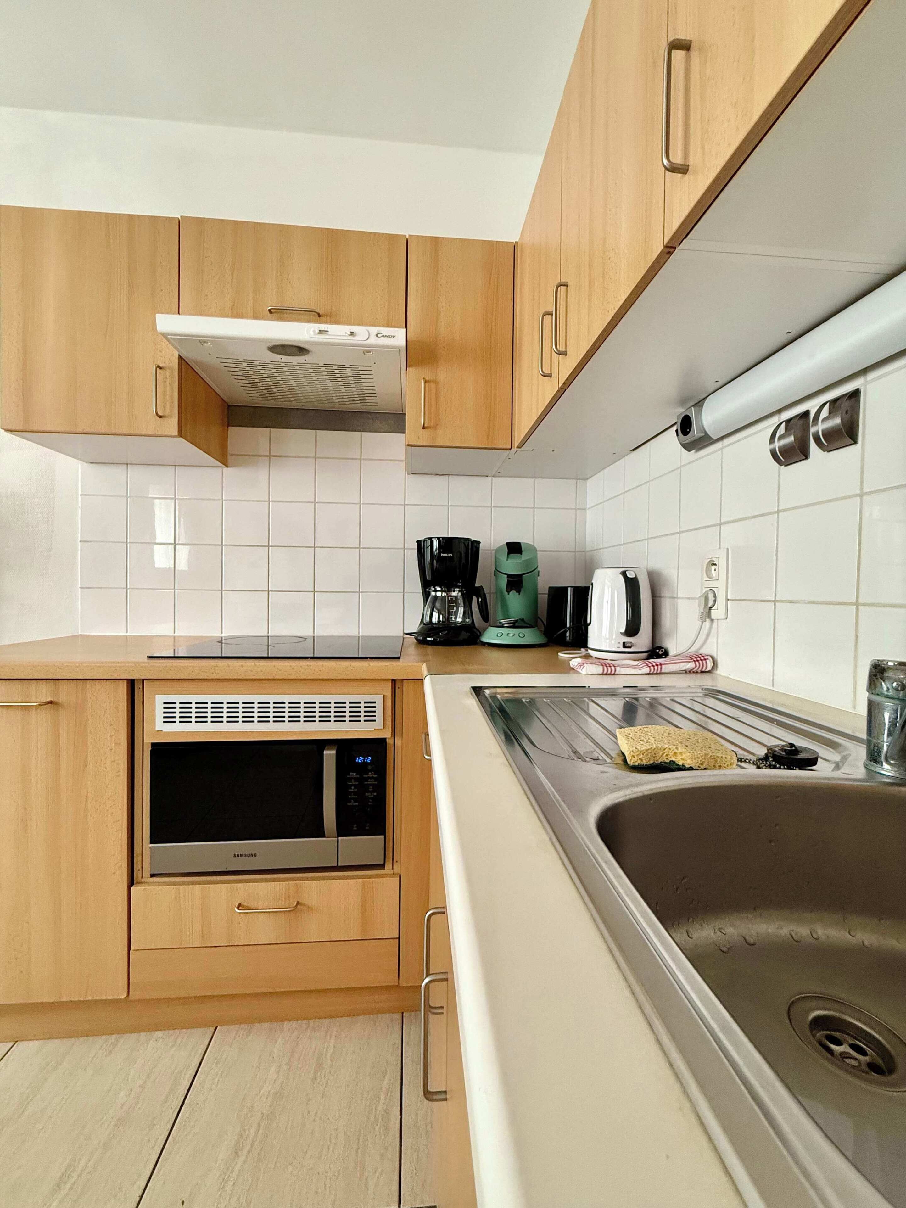 Fridge, microwave, oven, coffee/tea maker