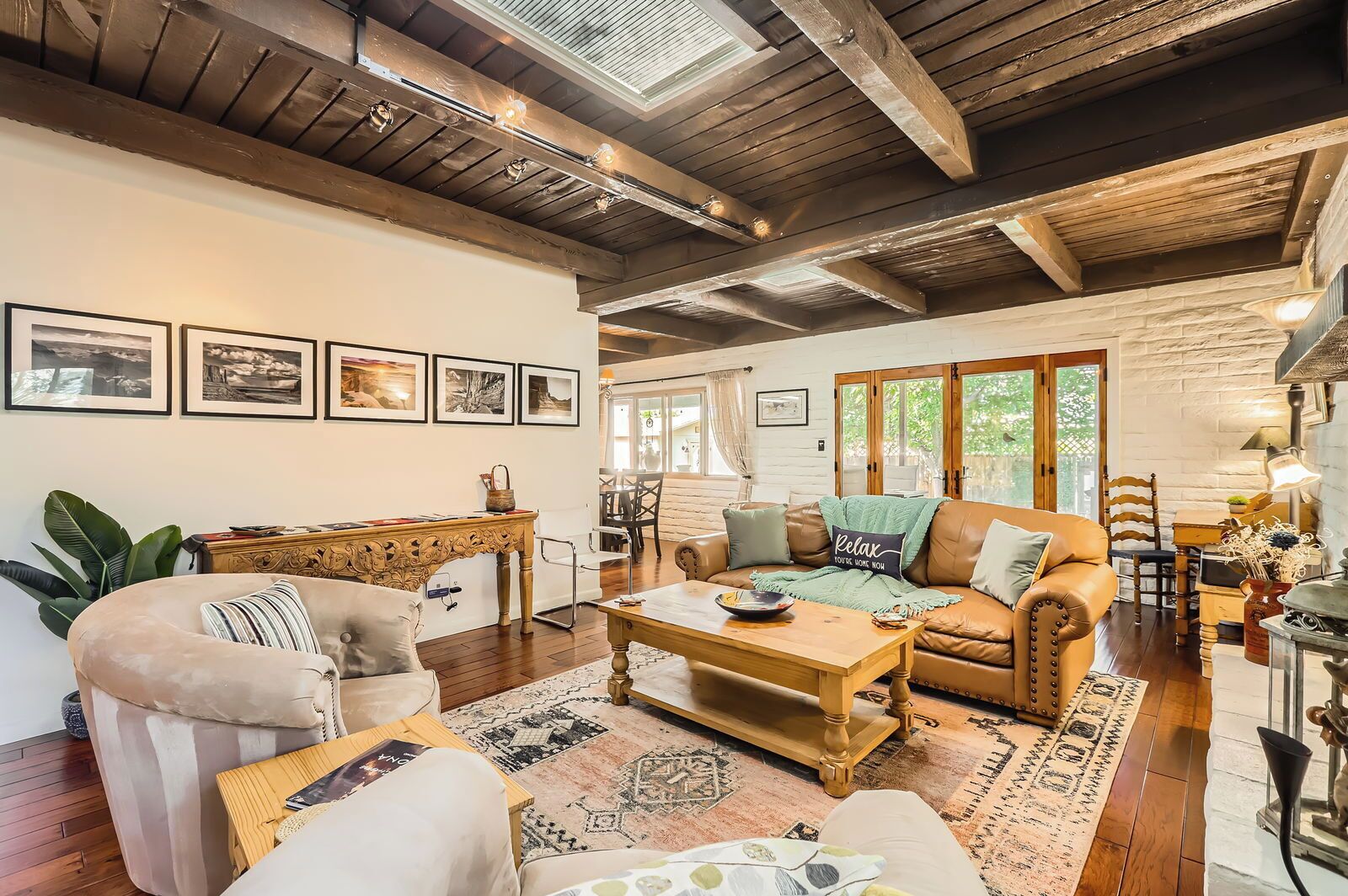 Smart TV, chimenea, reproductor de DVD y libros 