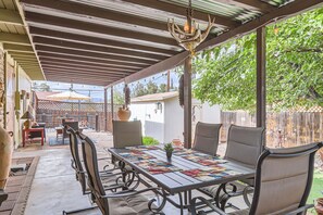 Outdoor dining - Cottonwood Charming 3BR/2BA with Fenced Backyard Oasis (Cottonwood)