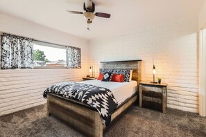 3 bedrooms, desk, iron/ironing board, free WiFi - Cottonwood Charming 3BR/2BA with Fenced Backyard Oasis (Cottonwood)