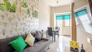 Apartamento, 1 habitación, balcón, vistas a la ciudad | Sala de estar
