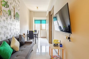 Condo, 1 Bedroom, Balcony, City View | Living room