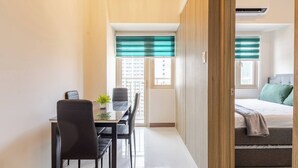 Condo, 1 Bedroom, Balcony, City View | Dining - J5 Bayview Elegant Retreat With Stunning Views (Pasay)
