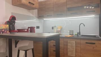 Refrigerador, microondas, placa de cocina, cafetera/tetera