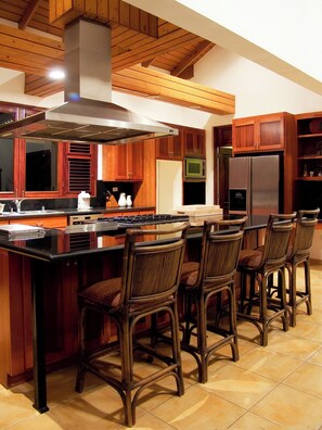 Een microgolfoven, een oven, een kookplaat, een vaatwasser