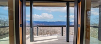 Thrilling Views HotTub Sauna Gym EV Charger DogOK