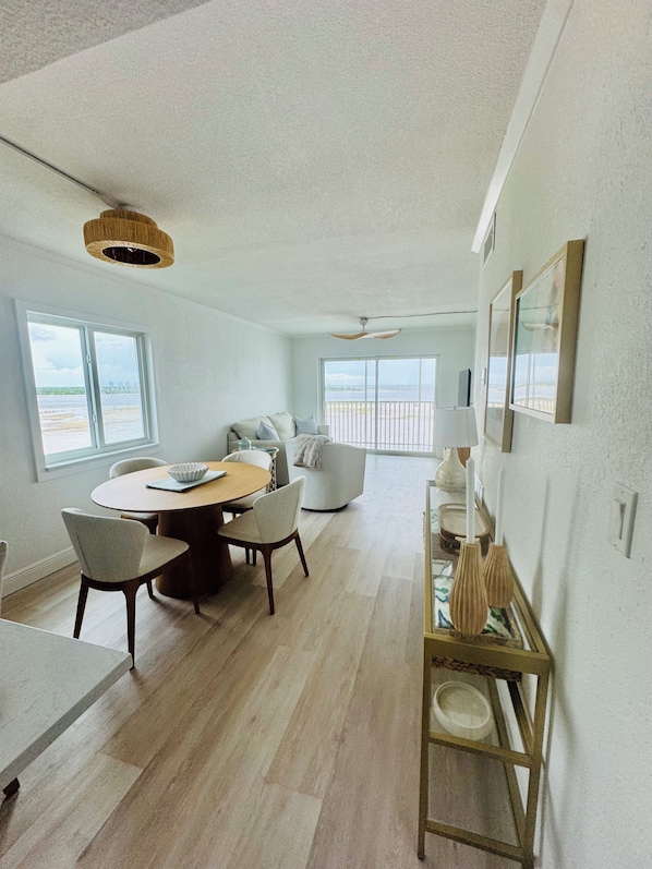Smart TV, video games - Beachfront Top Corner Condo, Sunrise & Sunset Views, Renovated, Sleeps 6 (Fort Myers Beach)