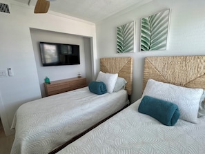 2 bedrooms, iron/ironing board, free WiFi, bed sheets - Beachfront Top Corner Condo, Sunrise & Sunset Views, Renovated, Sleeps 6 (Fort Myers Beach)