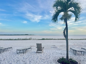 Beach - Beachfront Top Corner Condo, Sunrise & Sunset Views, Renovated, Sleeps 6 (Fort Myers Beach)