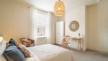 Rumah Mewah | Meja kerja, ruang kerja ramah laptop, dan setrika/meja setrika