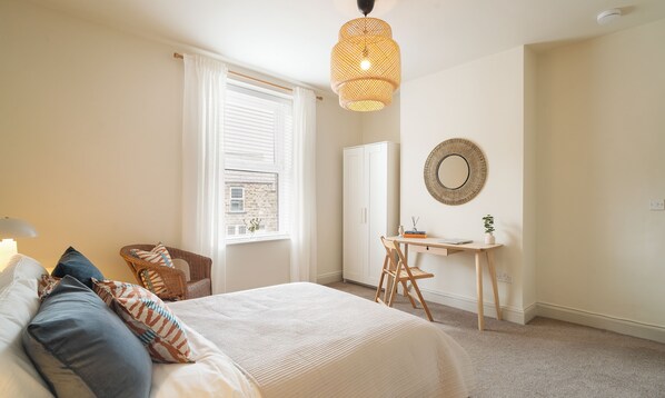 Desk, laptop workspace, iron/ironing board, free WiFi - Crookes Gem with Garden & Alpacas Nearby (Sheffield)