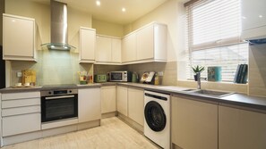 Luxury House | Private kitchen - Crookes Gem with Garden & Alpacas Nearby (Sheffield)