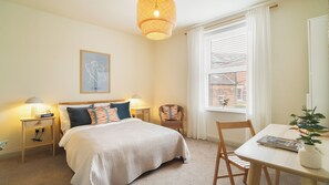 Luxury House | Desk, laptop workspace, iron/ironing board, free WiFi - Crookes Gem with Garden & Alpacas Nearby (Sheffield)
