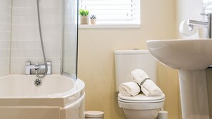 Luxury House | Bathroom | Free toiletries, hair dryer, towels, soap - Crookes Gem with Garden & Alpacas Nearby (Sheffield)