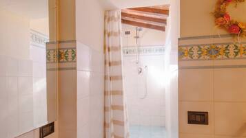 Doccia, asciugacapelli, bidet, asciugamani