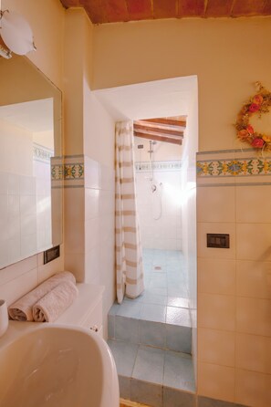 Dusche, Haartrockner, Bidet, Handtücher