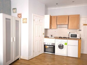 Een microgolfoven, een oven, een kookplaat