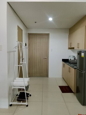 Condo, 1 Bedroom, Balcony, City View | Private kitchen | Cookware/dishes/utensils