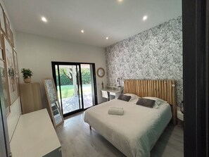 4 bedrooms, iron/ironing board, WiFi, bed sheets
