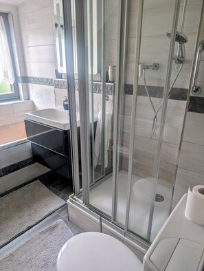 Dusche, Haartrockner, Handtücher, Seife