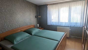 3 bedrooms, in-room safe, desk, iron/ironing board