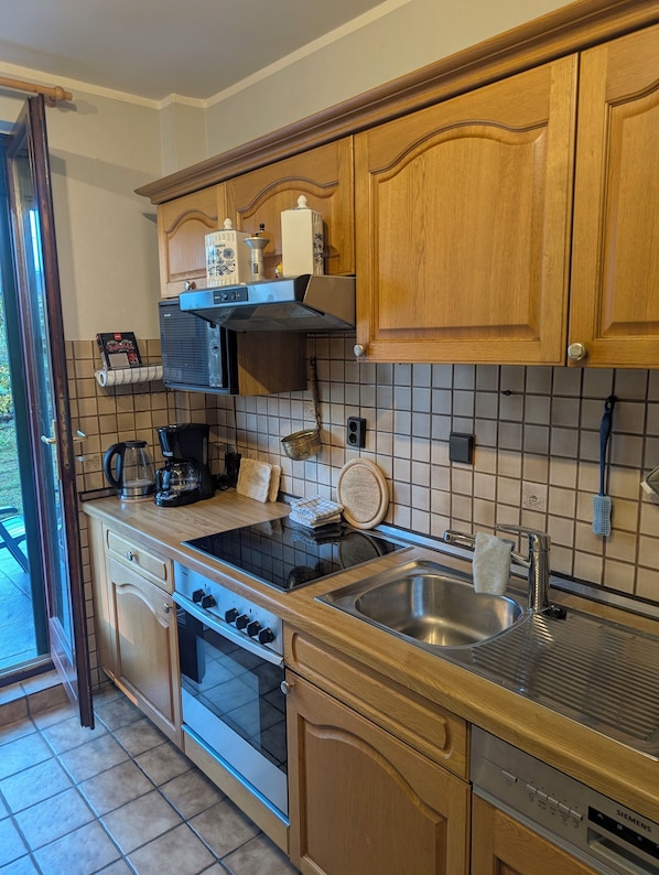 Geladeira, micro-ondas, fogão, cooktop