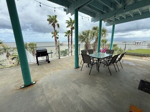 Outdoor dining - Charming 4-bedroom house close to Dauphin Island white sandy beaches (Coden)