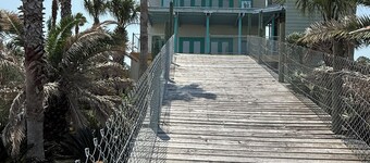 Charming 4-bedroom house close to Dauphin Island white sandy beaches