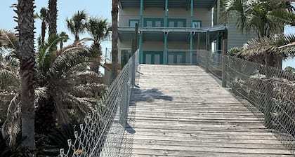 Charming 4-bedroom house close to Dauphin Island white sandy beaches
