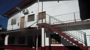 A two-story building with a staircase leading to the upper floor. - Guatambú Apart Hotel (Puerto Iguazú)