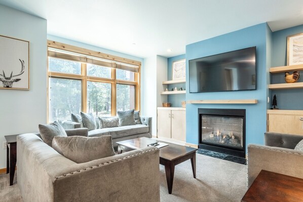 Smart TV, fireplace - Modern Ideal Ski Location, Views, Heated Garage, Elevator 633 (Mammoth Lakes)