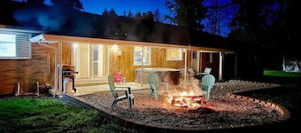 Spacious 5-bedroom home w/ hot tub - events allowed, lots of parking